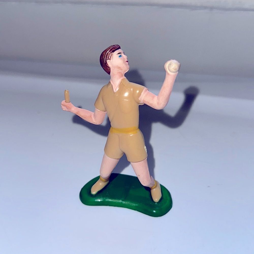 Vintage hard plastic male‎ tennis player cake topper/tennis racket is missing